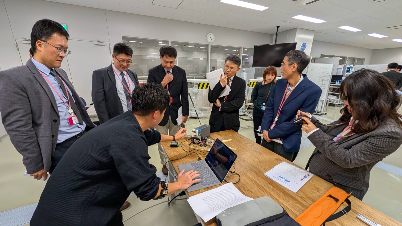 雙方團隊參觀控制實驗室，了解仿生手設計研究成果。