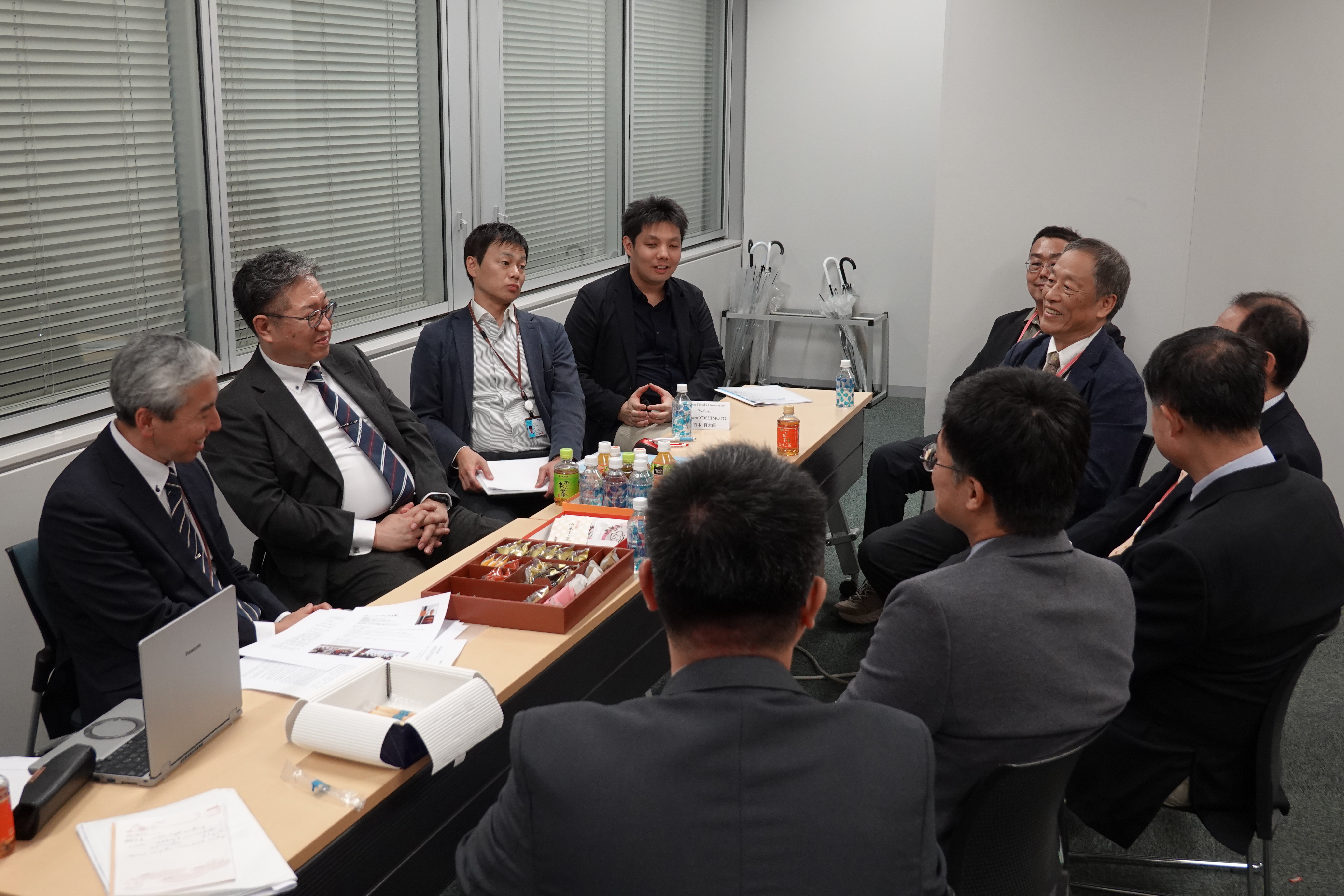 雙方教授熱烈交流研究成果與合作方向。