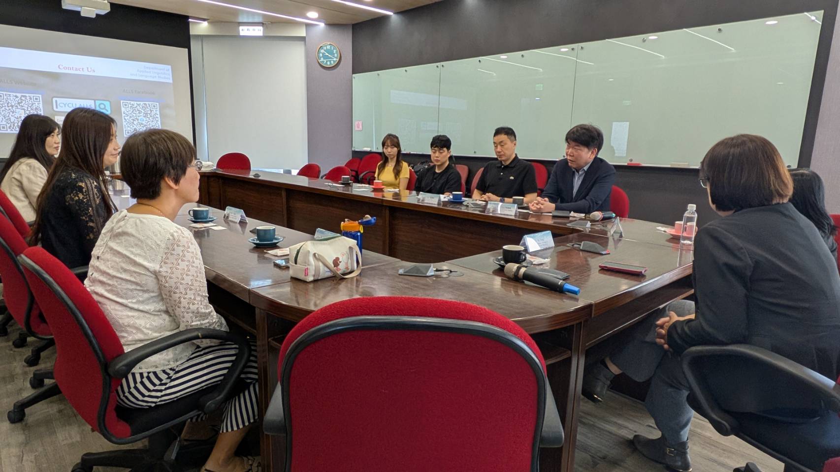 首爾大學代表團與中原大學人文與教育學院系所教授交流。
