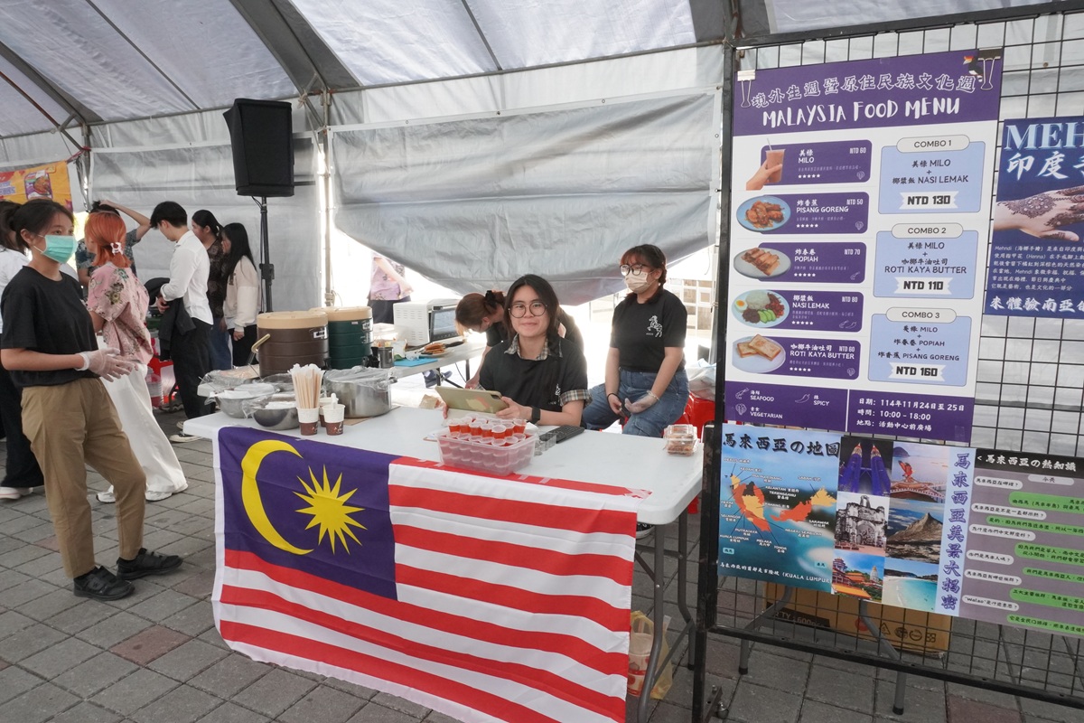 馬來西亞攤位現場烹調家鄉料理，熱情向師生分享在地飲食文化，展現友善交流的溫暖氛圍。