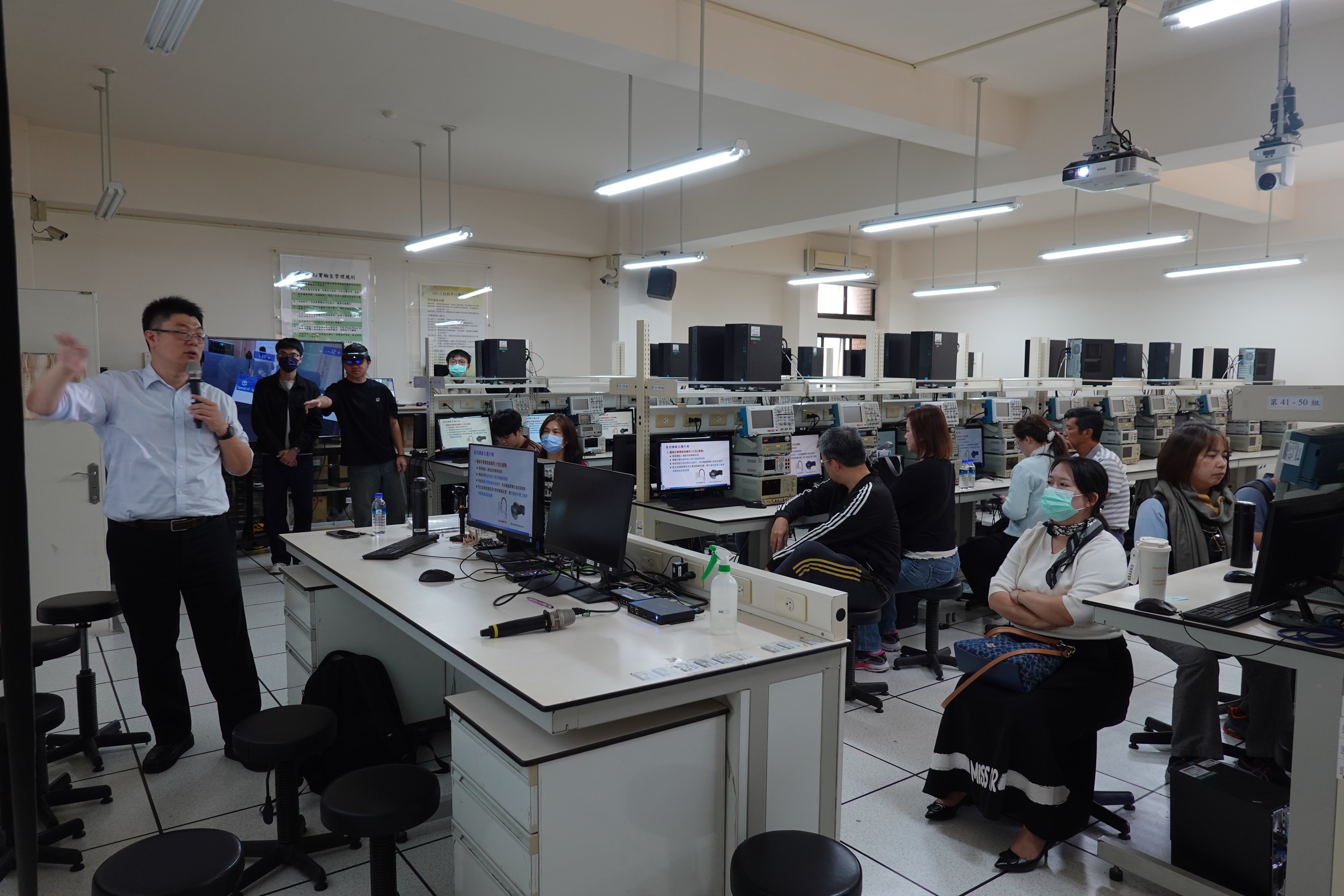 黃崇豪教授介紹電子電路實驗室的設備，家長們親自走入「一人一機」的電路實作學習空間。