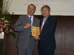 本校化工系講座教授賴君義