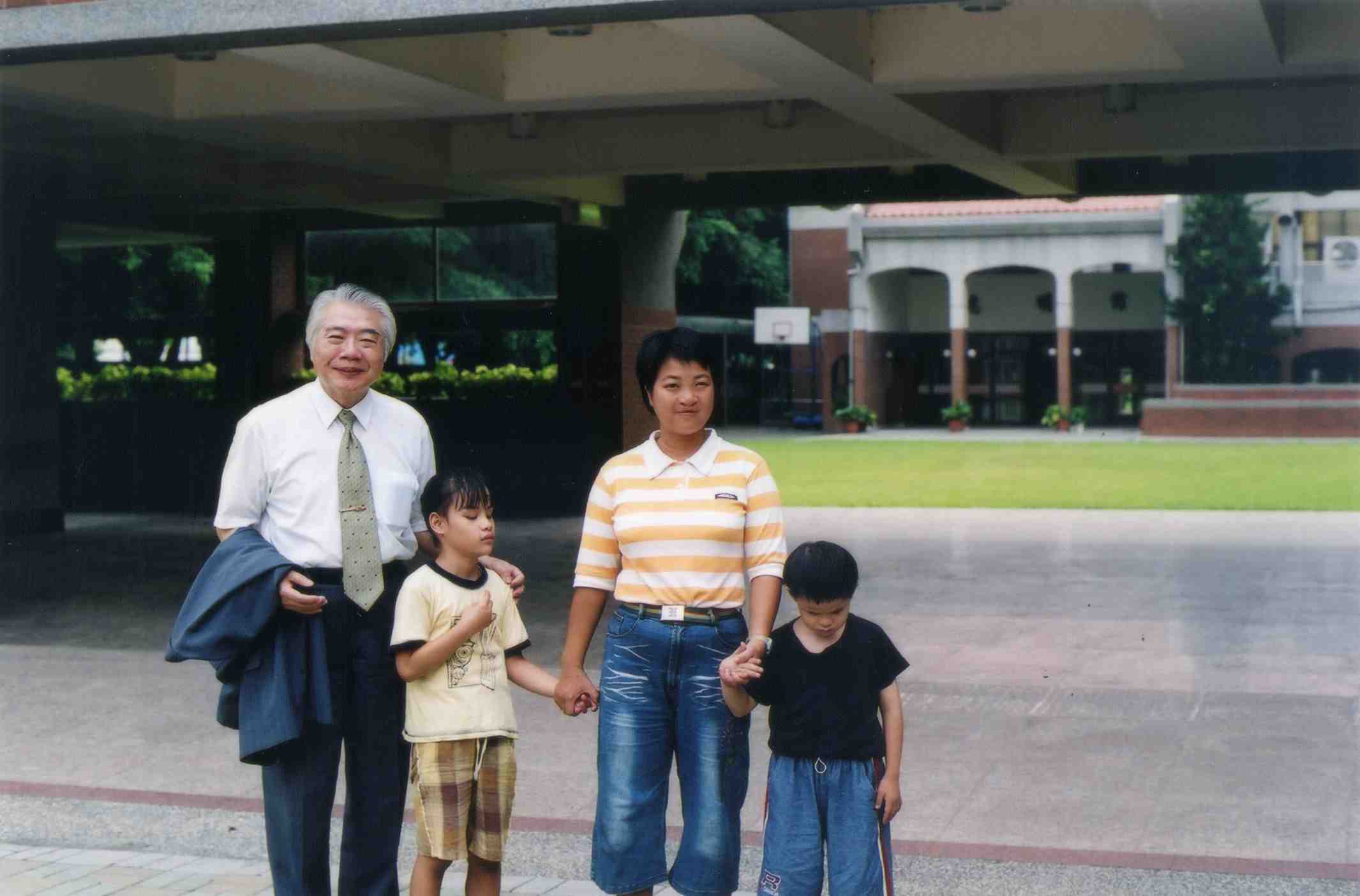 退休後，他將全部的生活重心放在照顧視障幼童