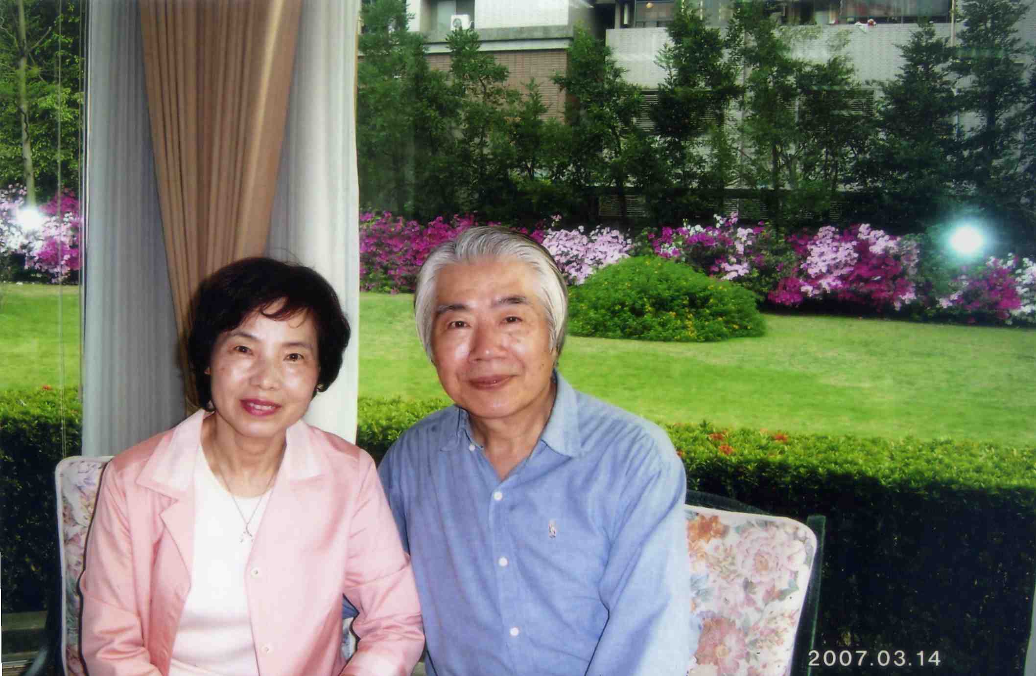 謝文昌校友家族曾經是有名的抗日家族，世代以書香世家及醫生世家相傳。謝校友的妻子(如右圖)從事音樂教育