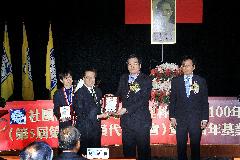 企管系胡宜中主任榮獲「呂鳳章先生紀念獎章」