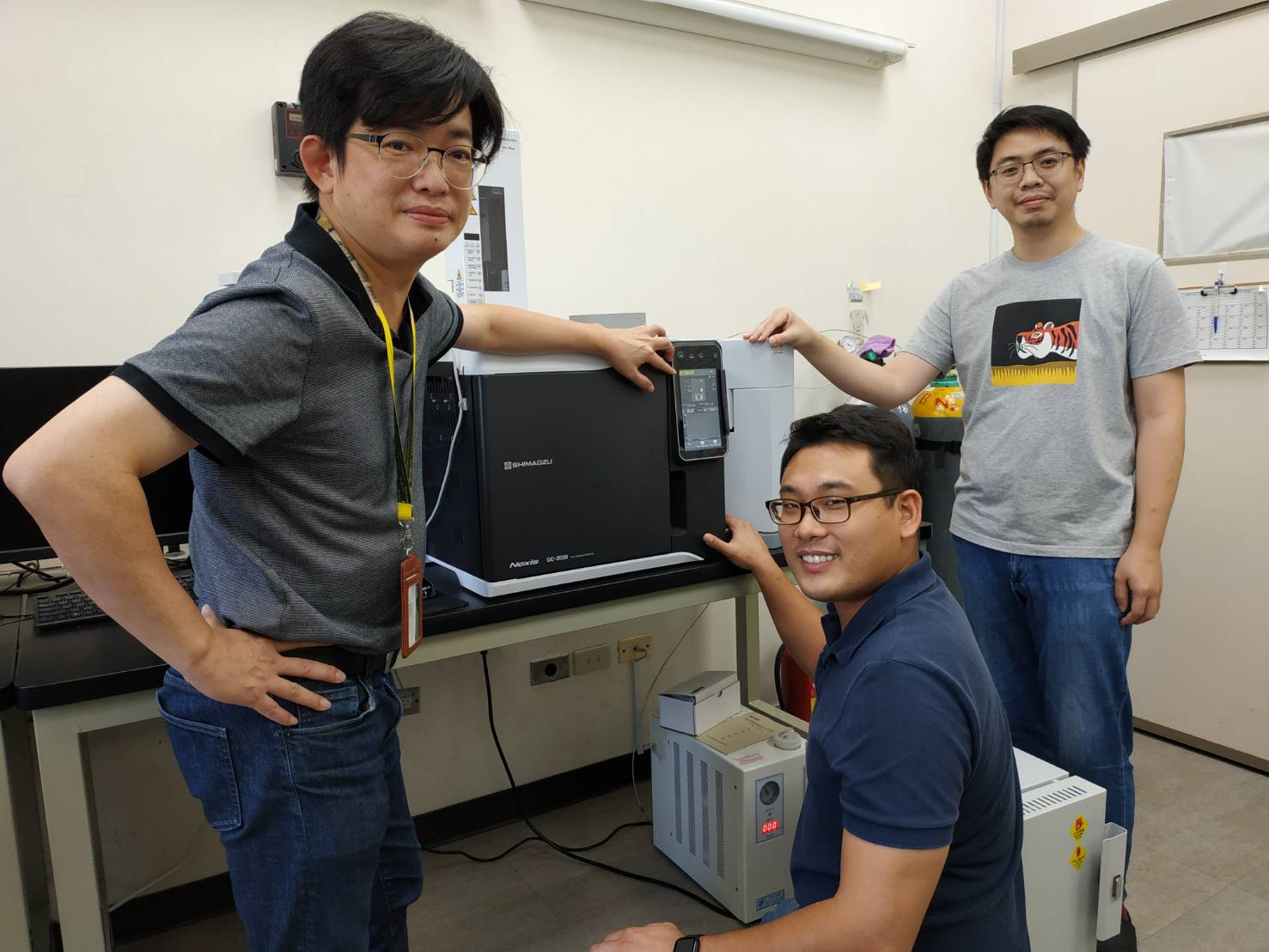 中原大學副研發長及薄膜技術研發中心主任，帶領學生陳彥文、鍾政峯一同研發新技術