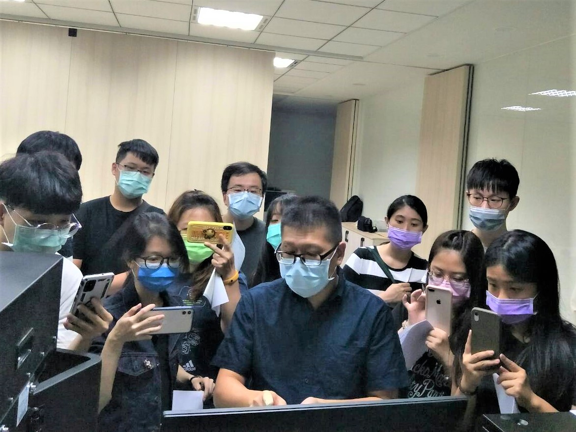 中原大學化工系校友的合晶科技董事長焦平海，一手創立的合晶科技是全球第六大半導體矽晶圓材料供應商。