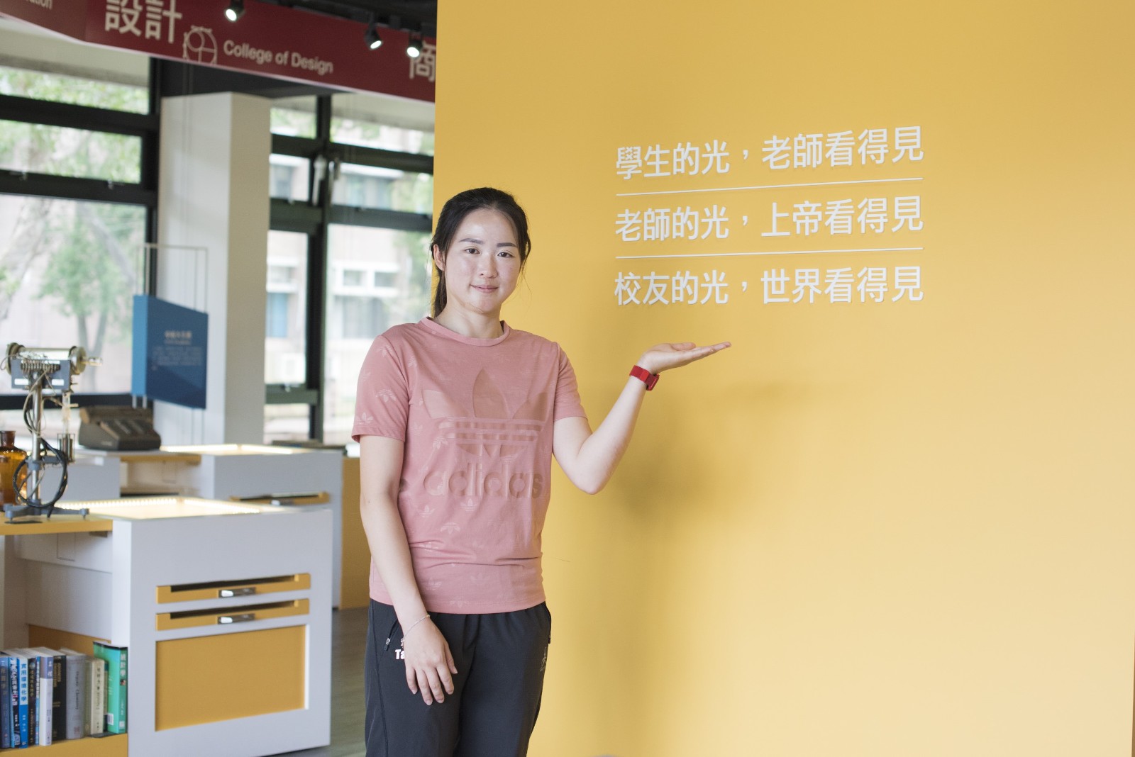 射箭國家代表隊選手彭家楙是桃園長大的女孩，在中原大學企管系從學士、碩士，一路念到博士