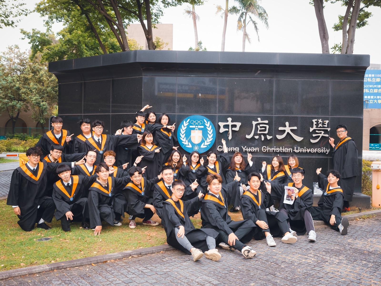 為避免群聚增加學生與家長染疫風險，中原大學110學年度全校性畢業典禮改以影片方式呈現