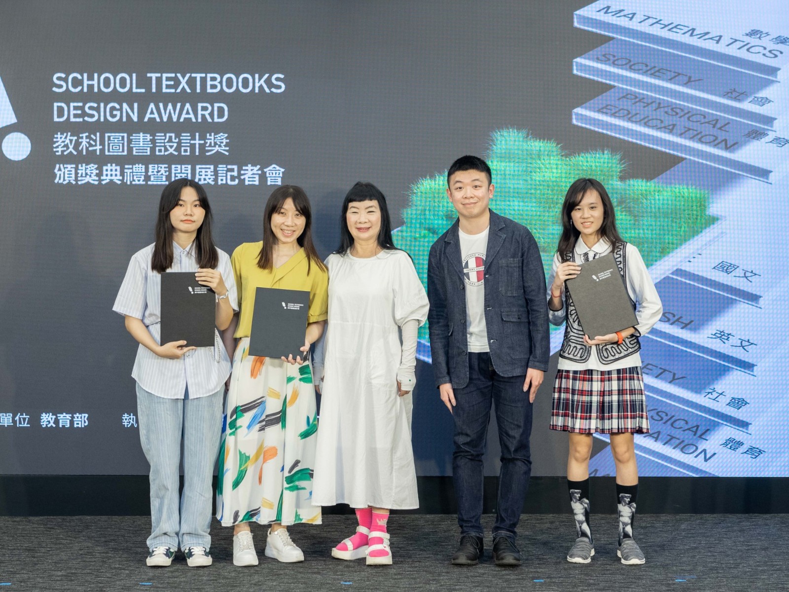 中原大學商設系二年級學生張巧歆運用科學原理在國小教科書封面創作上，贏得全國首屆「教科圖書設計獎」國小組封面設計類「人氣獎」