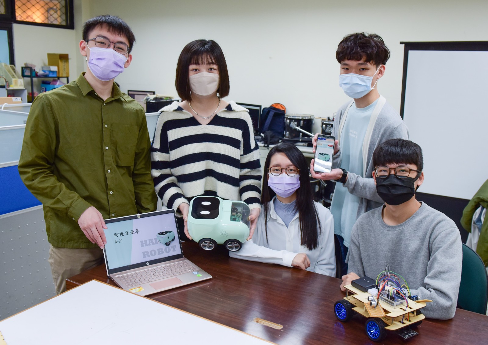 中原大學電機系學生開發一款「防疫自走車HAI Robot」，並與商設系產品設計組學生合作設計可愛療癒的外型