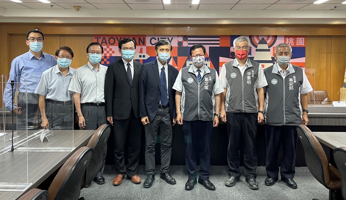 中原大學校長李英明(右四)與副校長兼產學長鍾財王等人拜會桃園市長鄭文燦(右三)，討論中原創業村規劃。