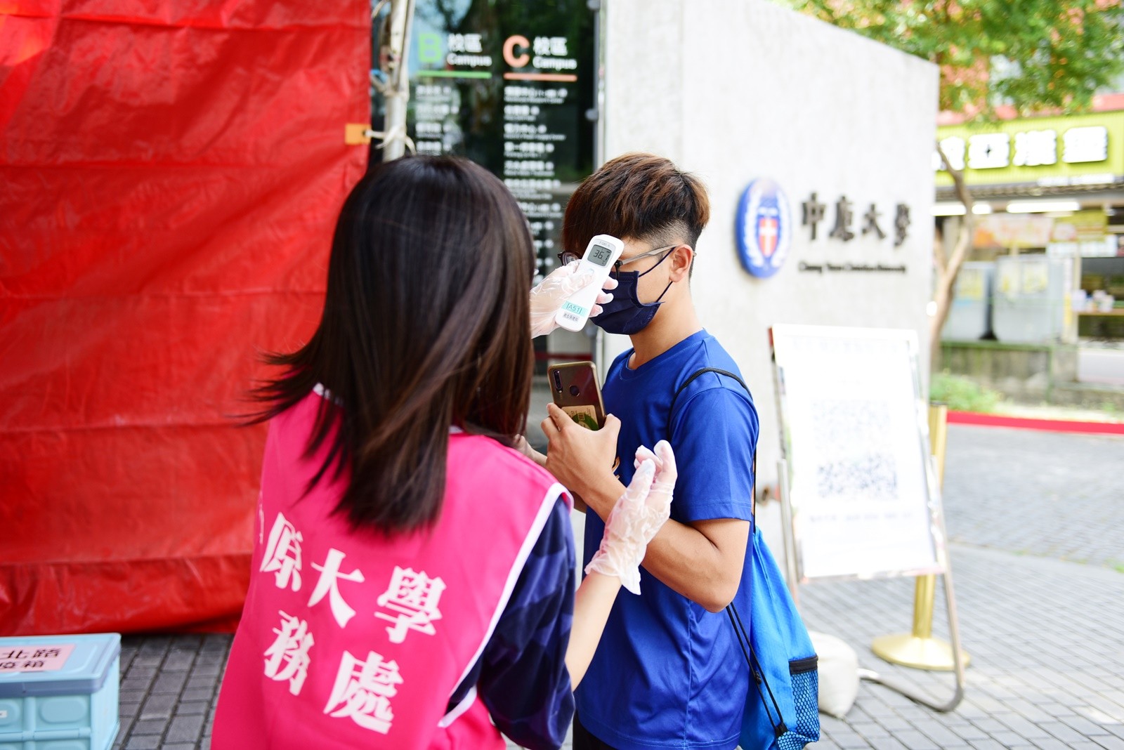 由於疫情升溫，中原大學史無前例地封閉、管制校園出入口