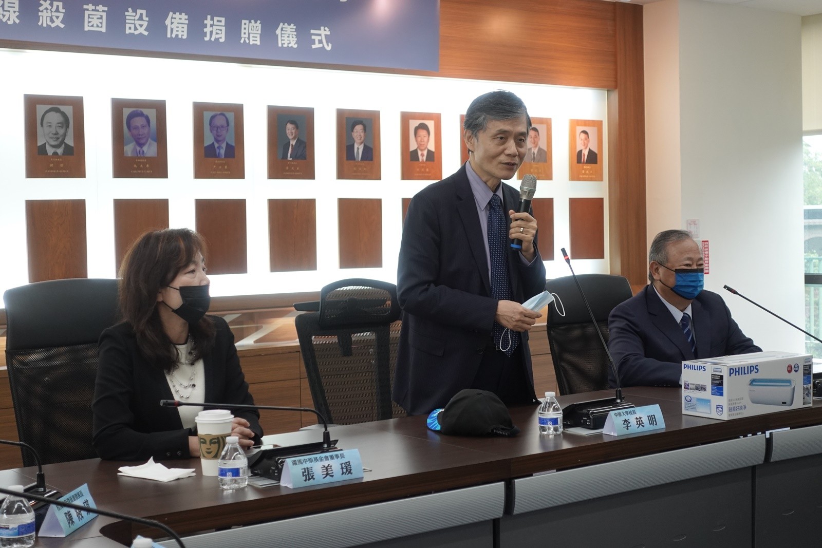 中原大學李英明校長親自主持捐贈儀式並頒發感謝狀予劉守雄校友。