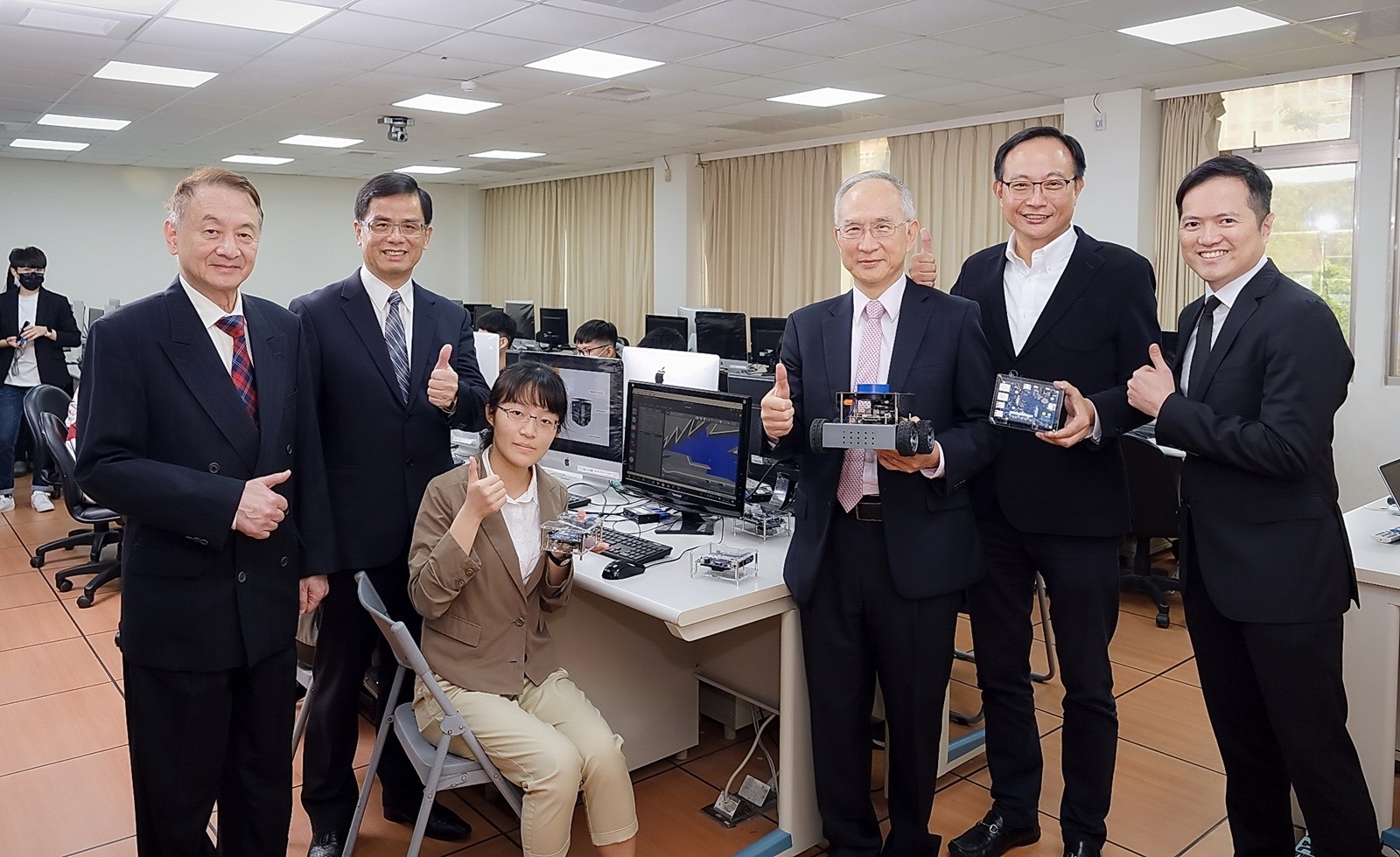 中原電資學院將成為台灣以至於全球科技業，孕育未來5G專網+移動式自主機器人AMR群機智主高階技術的人才搖籃。
