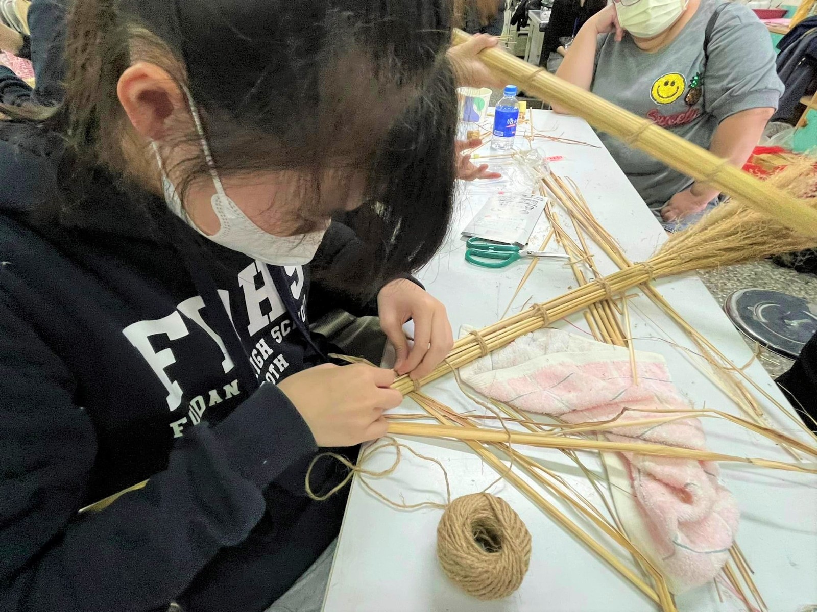 中原師生在合作夥伴支持下，完成包括大山背社區關懷活動、友善農園參訪、小農夫體驗營、種蔬菜、童玩與客家發糕DIY、蘆葦掃帚DIY、洗愛玉DIY體驗等活動