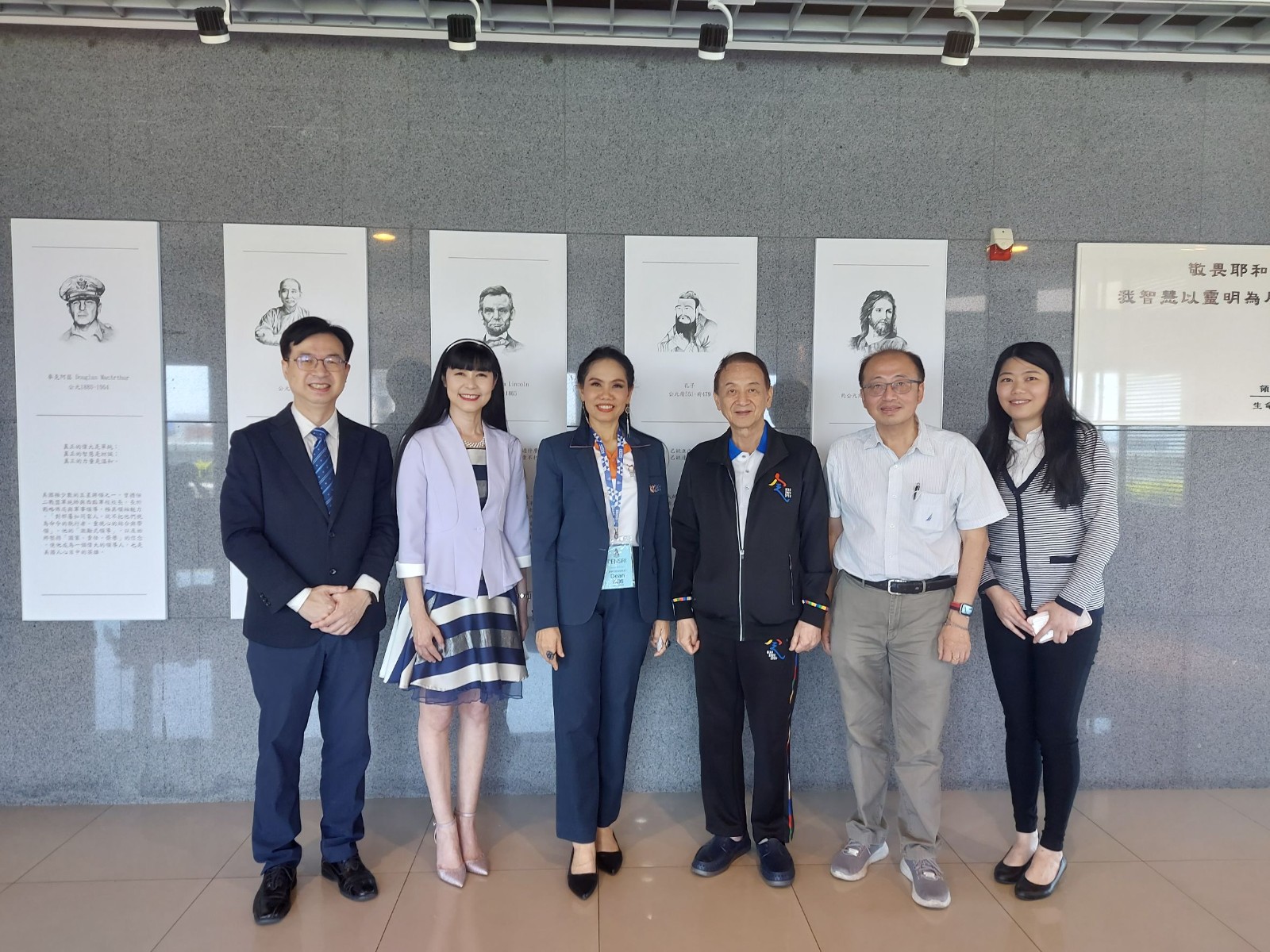 泰國孔敬大學管理學院院長Pensri Jaroenwanit、副院長、助理院長、老師、行政助理等共計三十位師長蒞臨中原大學參訪
