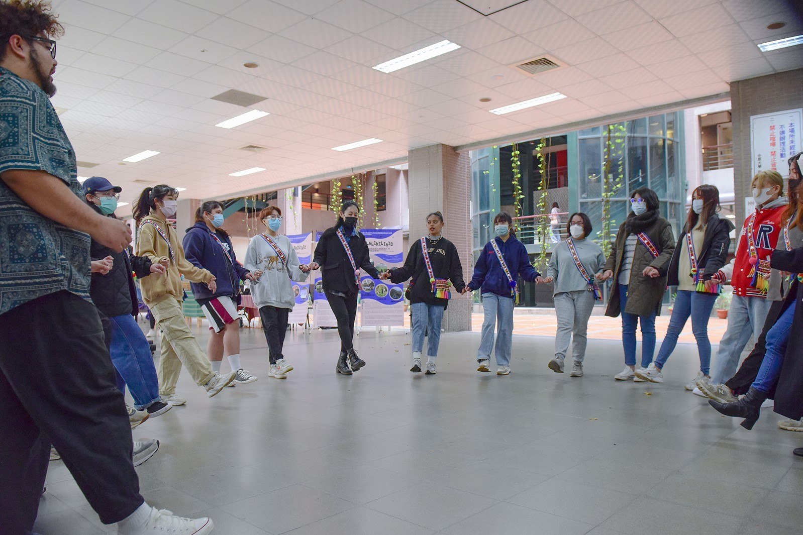 開幕儀式由阿美族「牽手成圓」的祭舞揭開序幕，吸引許多師生駐足觀賞。