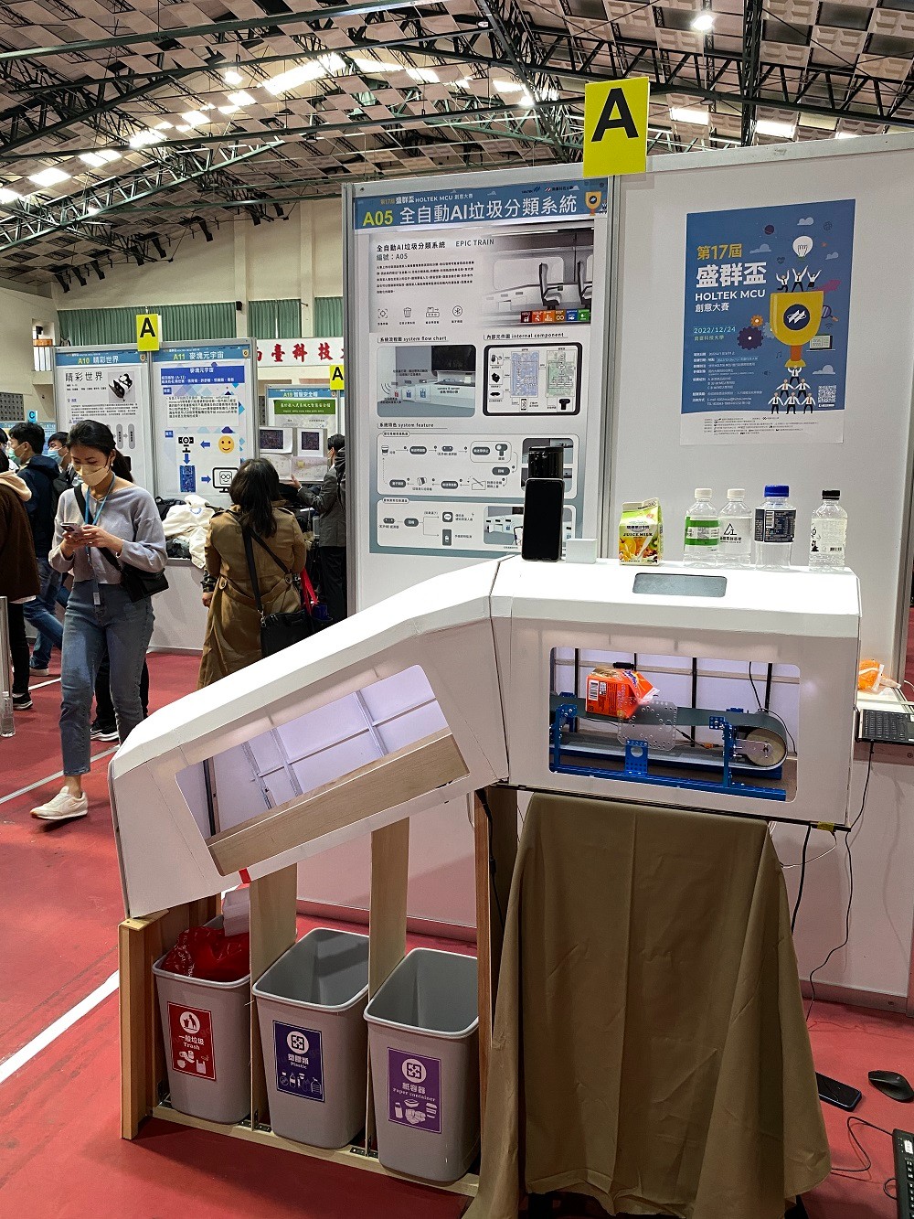 電機系廖裕評老師指導四年級同學，完成「全自動AI垃圾分類系統」馬達控制、感測器偵測、影像辨識等功能的程式撰寫與整合