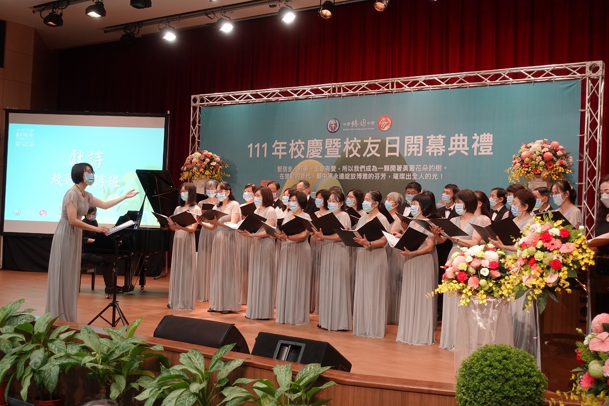 教職員詩班用優美樂音獻詩「For the Beauty of the Earth」溫潤人心