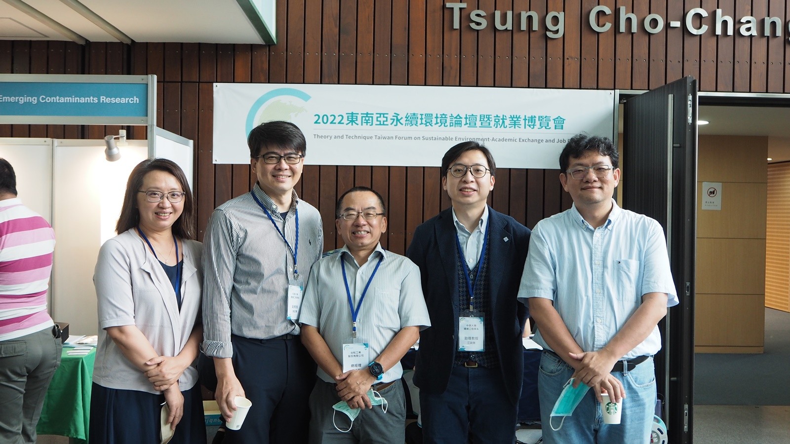 中原環工邀請知名企業到校徵才，台耘工業總經理戴逸群(圖中)與中原大學環工系教師群合影。