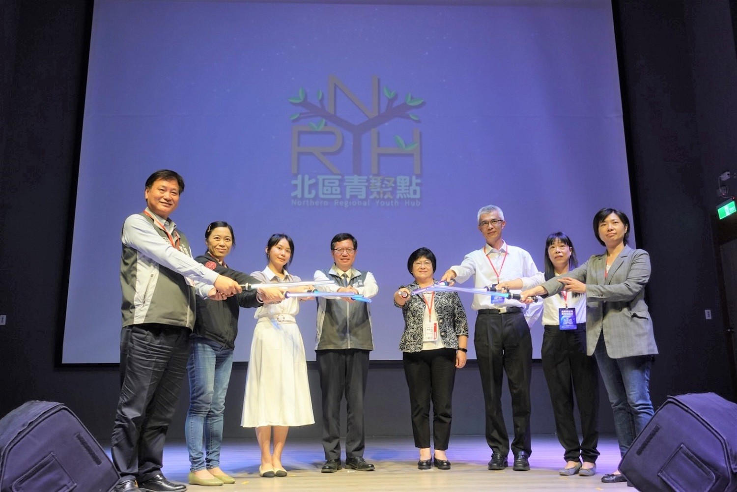 啟用儀式中更邀請貴賓共同舉起「創生光劍」