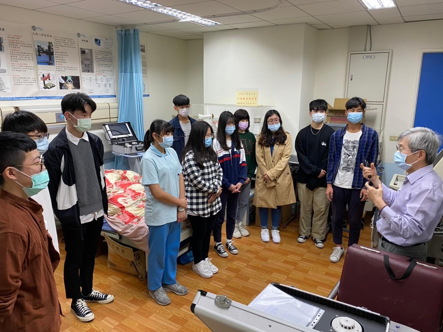 「長照應用發展實驗室」模擬醫院環境，是中原大學醫工系特色教學空間之一