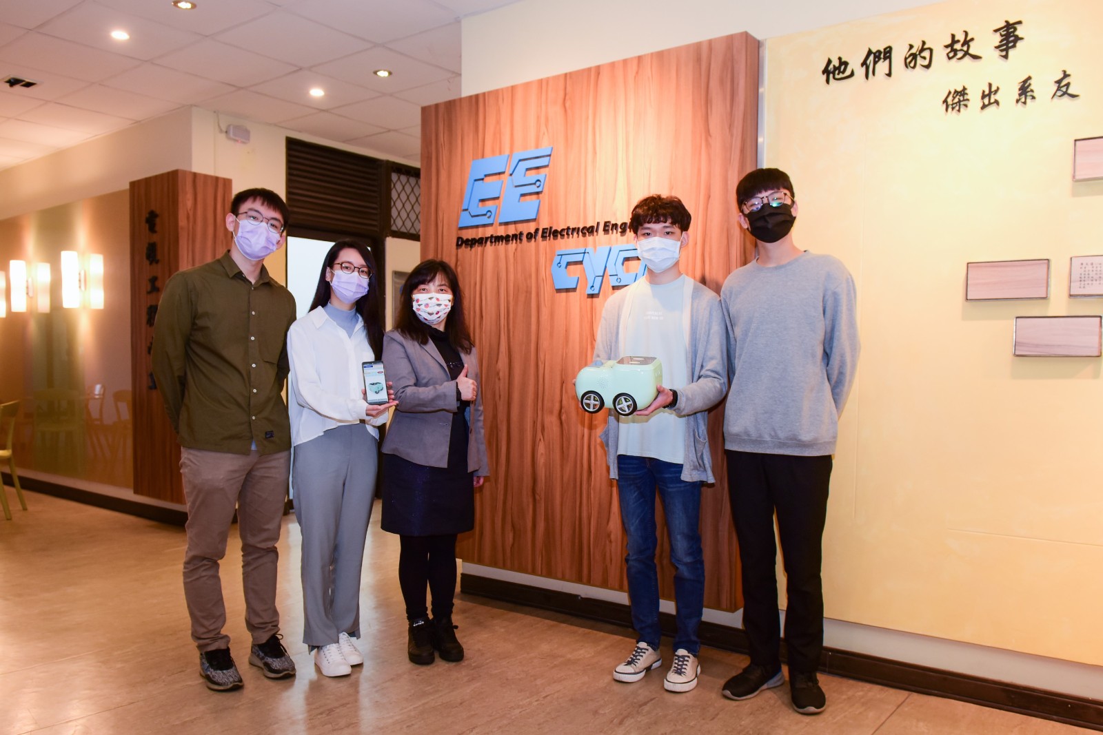 中原大學電機系四年級學生，在廖裕評老師指導下完成HAI Robot各種功能的程式撰寫與整合