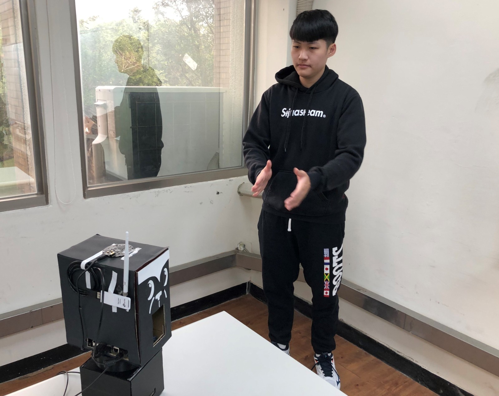 中原大學電機系廖裕評老師與學生的「旋轉式智慧音箱及旋轉式家電產品控制器」再度奪金。