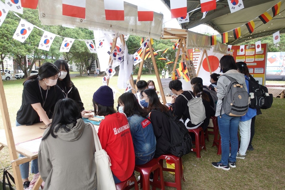 中原大學近日舉辦為期三天的「全球姐妹校博覽會」，首度將博覽會攤位設置在鐘塔大草坪