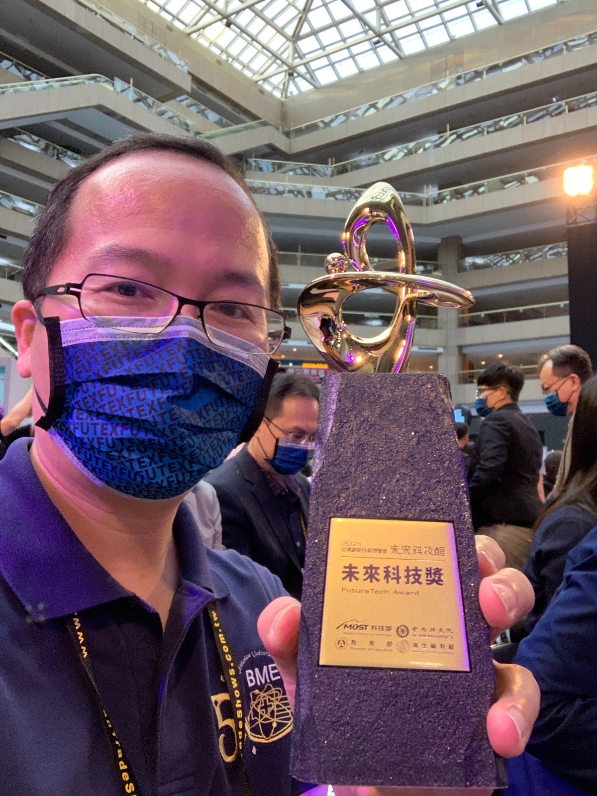 脫穎而出獲獎的中原醫工林政鞍副教授率領研發團隊參加在台北世貿一館展出的「未來科技館」展覽，並接受科技部長吳政忠頒獎表揚。