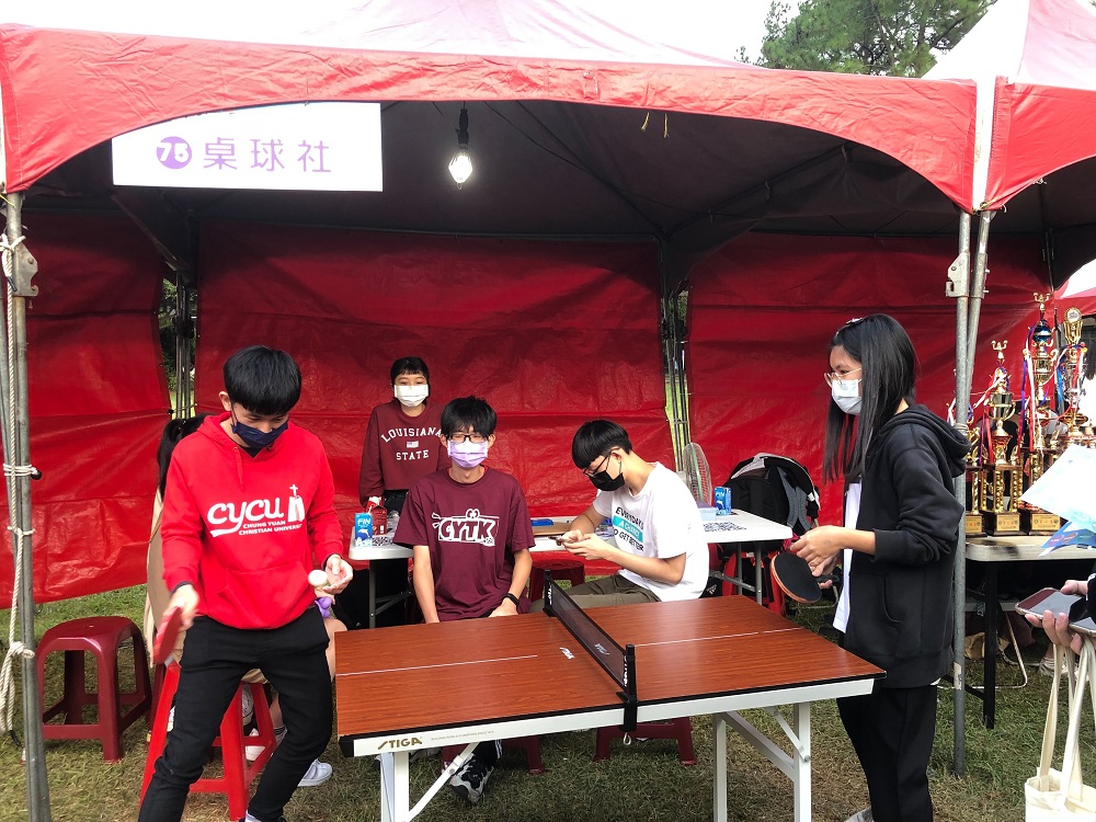 新生除了可以透過闖關的方式現場體驗學長姐營造的社團氛圍，也可以在固定時段觀看各社團準備的精心表演