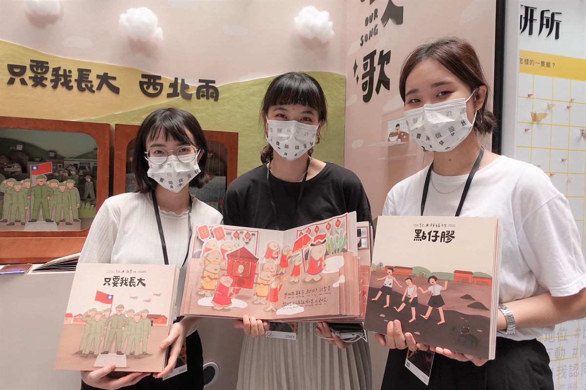 三位學生以常見的15種溶液如紅茶、醬油、可樂「養」出鐵銹多變樣貌，藉以呈現時間帶來的變化