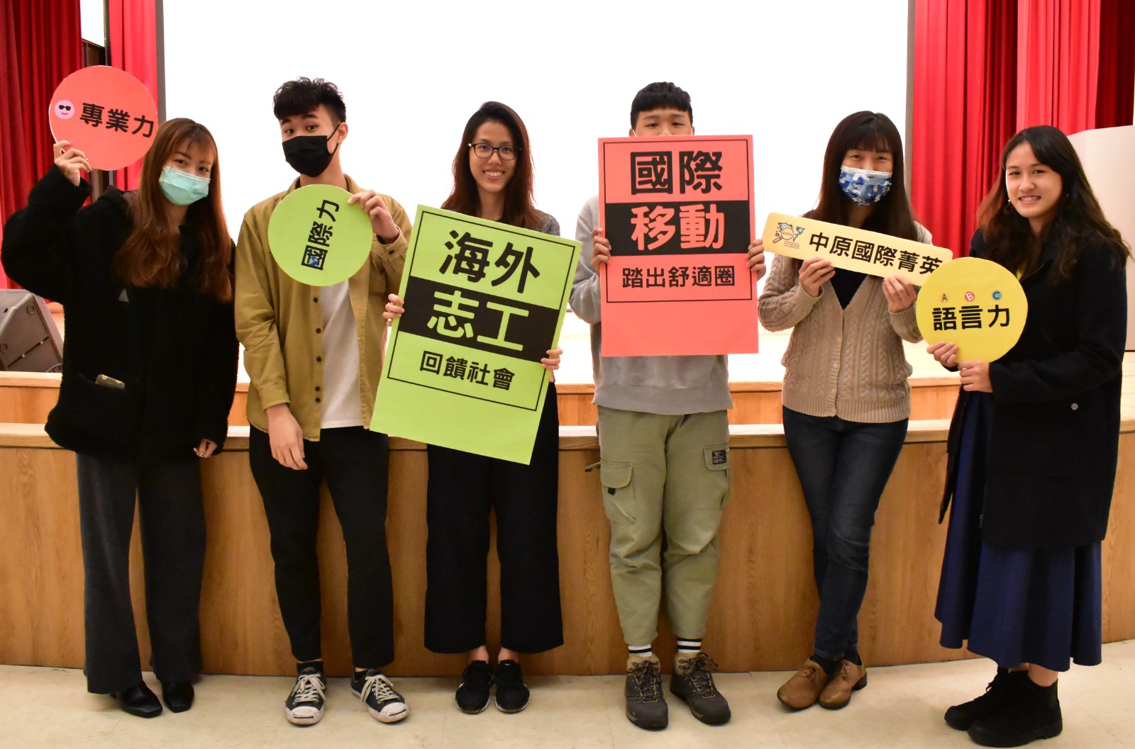 中原應外系畢業的楊怡庭是「愛女孩國際關懷協會」發起人，當年還是大學生的她看到非洲女孩的困境，便在學校支持下組成「愛．女孩－非洲探訪」服務團隊