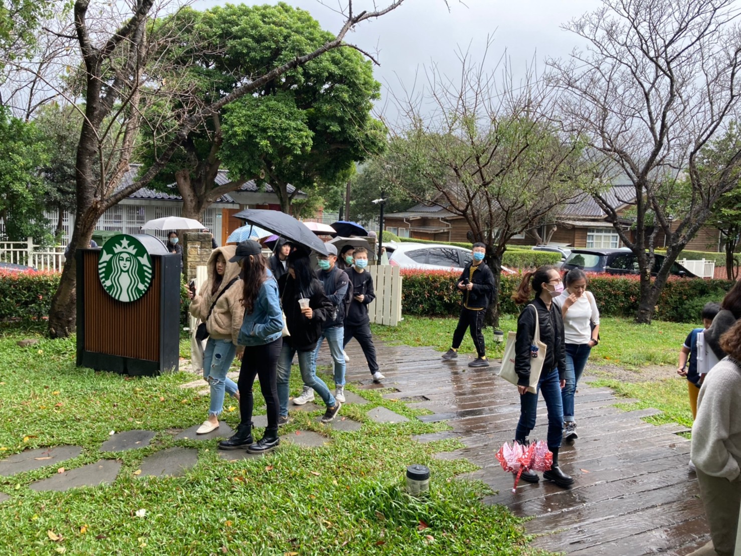中原室設所師生以陽明山美軍宿舍群為場域，在學期初完成實地勘察後，即展開品牌與後疫情共構的實質設計。