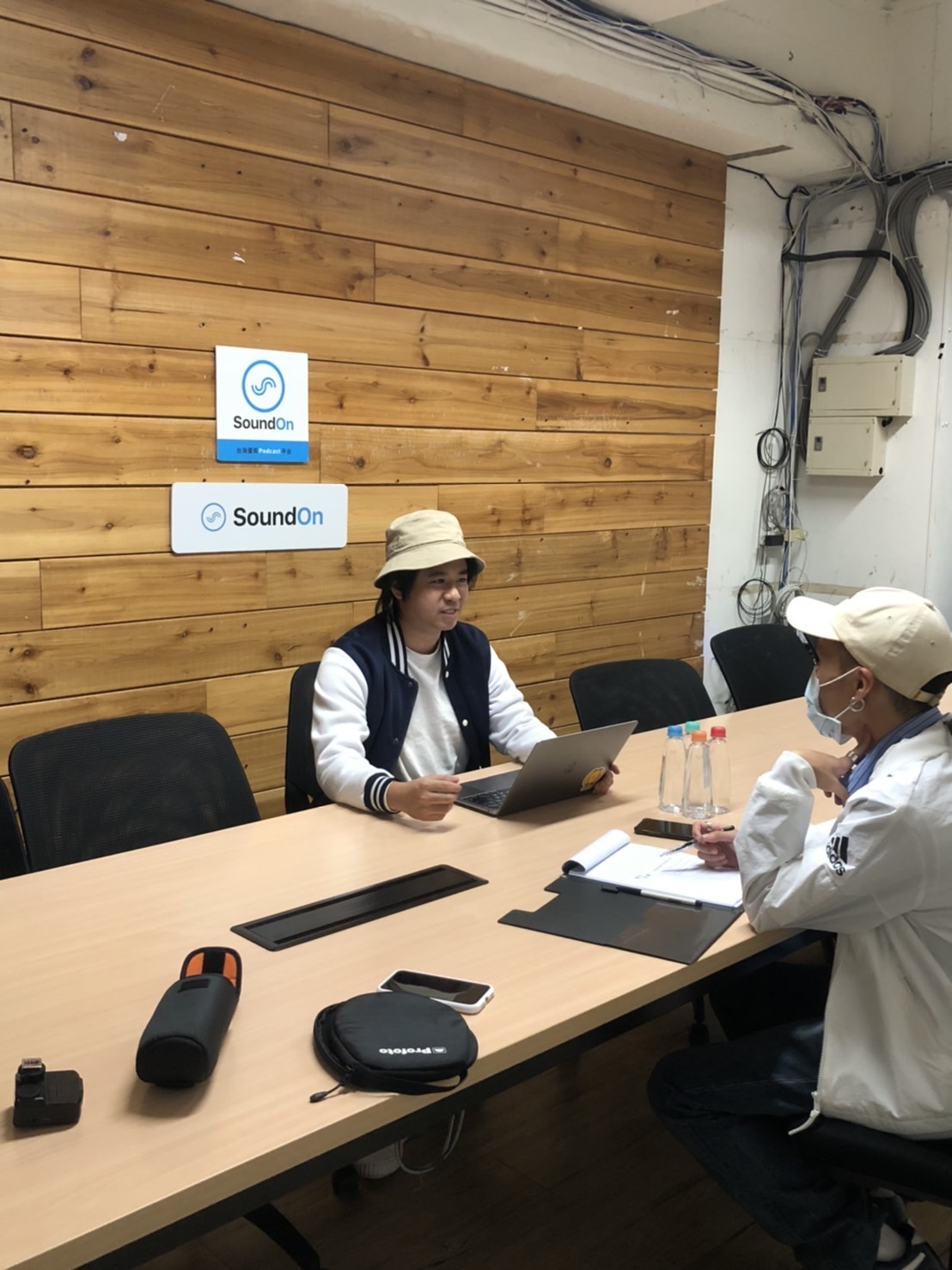 黃建翰不諱言地笑著說，宿舍的歡樂時光讓初來乍到的大一新鮮人不自覺放飛自我