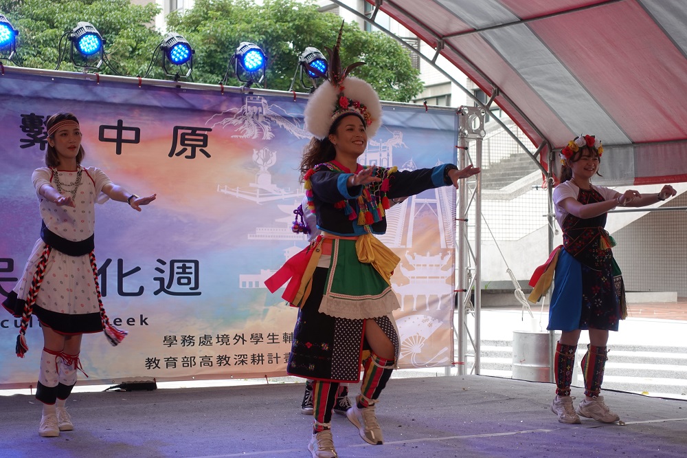 原住民學生在現場帶來阿美族與排灣族的創新舞蹈，贏得滿堂彩。