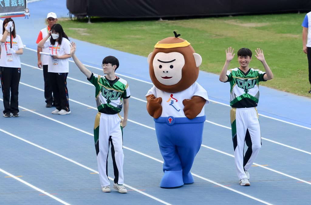 全大運吉祥物「樂學猿」入場。