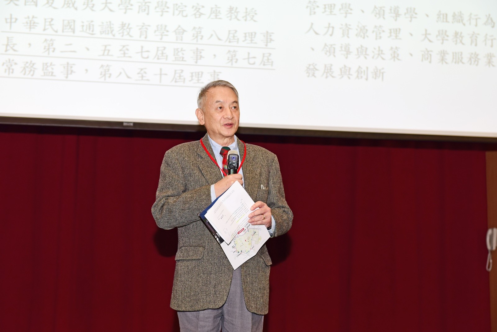 張光正校長在領獎致詞時表示，是真正相信『全人教育』與『通識教育』的理念，想要在所帶領的學校實現出來！