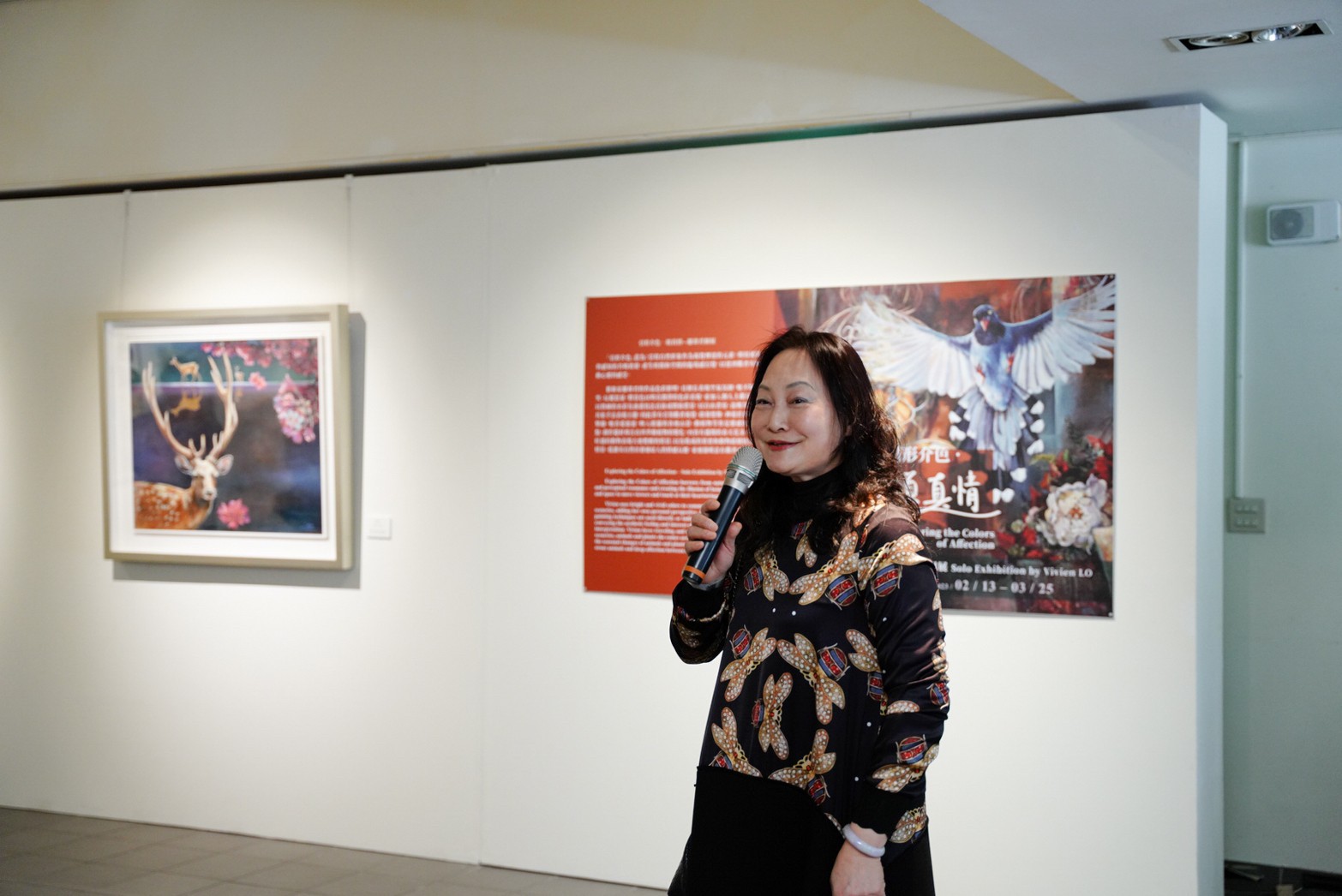 本次以「引形介色‧頌真情」為主題展出油畫及水彩作品