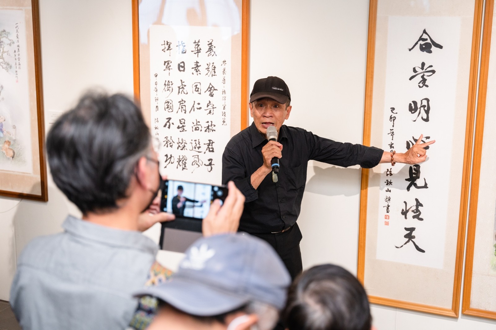 陳秋山尤其擅長於傳統彩繪中融入詩文與書法，享有「詩書畫三絕」的美名。