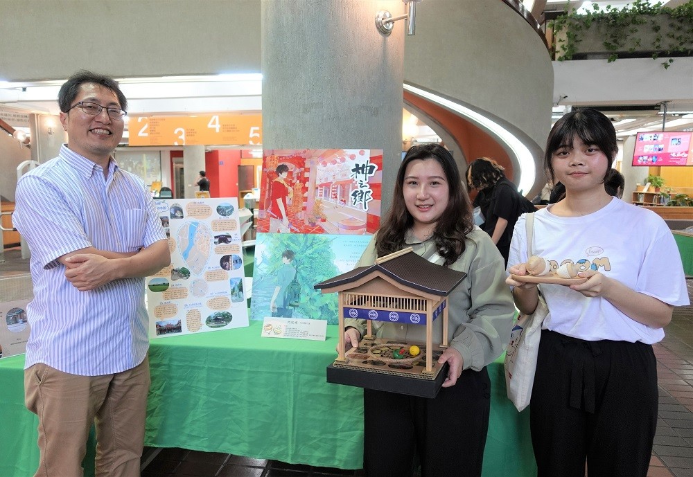 人育學士學程黃映融作品「波桃聲湧」則將數位音樂結合溪流、石頭撞擊、樹叢與乾草摩擦聲、鳥鳴等自然聲