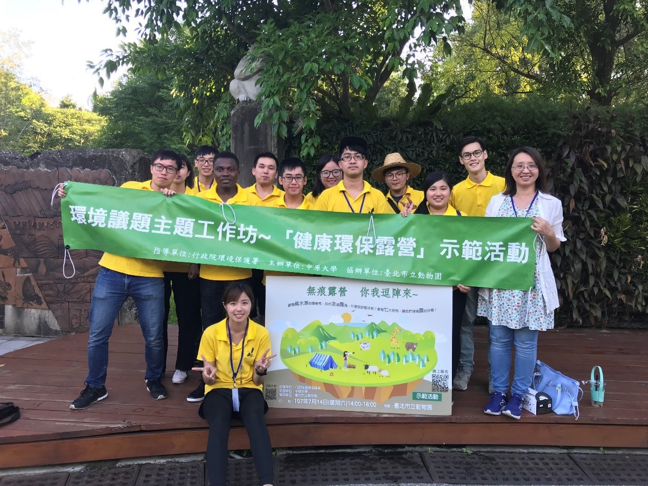 王雅玢也參與教育部大學社會責任實踐計畫，讓環工系與設計學院師生一起到八德竹霄社區服務