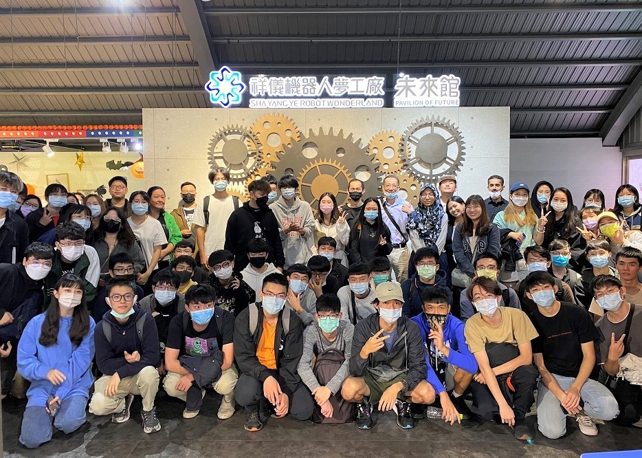 中原工業系是全國唯一設於電機資訊學院下的工業系，適合活用人工智慧實現介面連結和系統整合的功能
