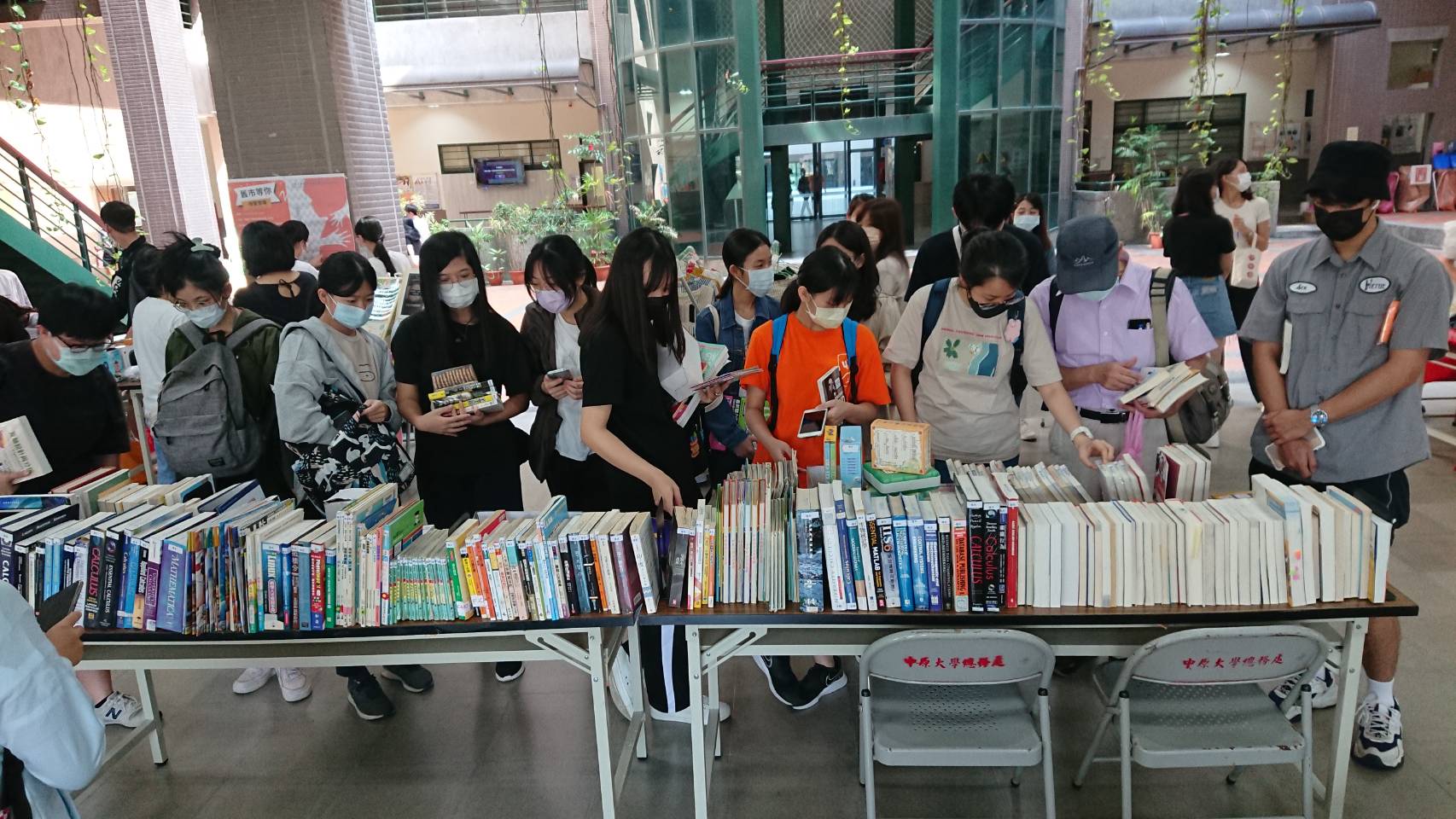 為了發揮書籍閱讀的良善循環，張靜愚紀念圖書館設置二手書贈送攤位
