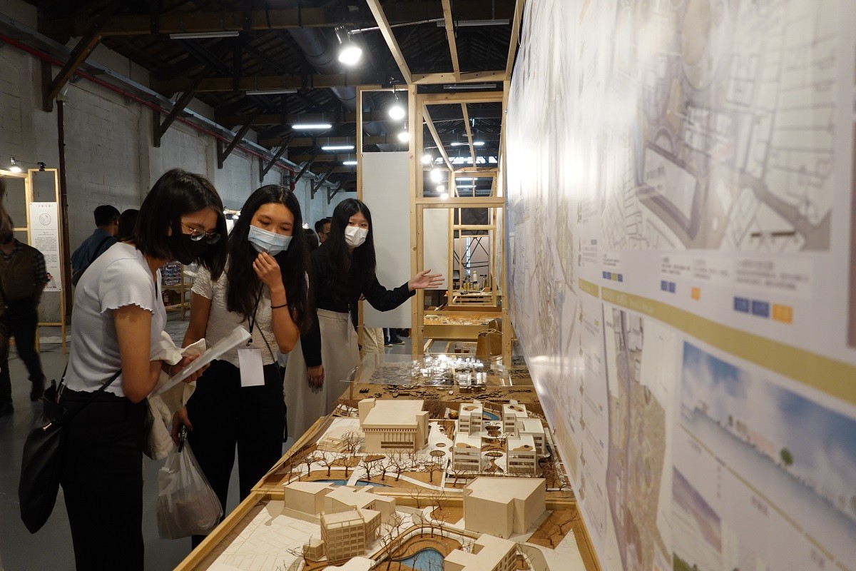 從敘事地景、場域再造到探討城市與自然的關係，場域從自己的家鄉到生活周遭環境。