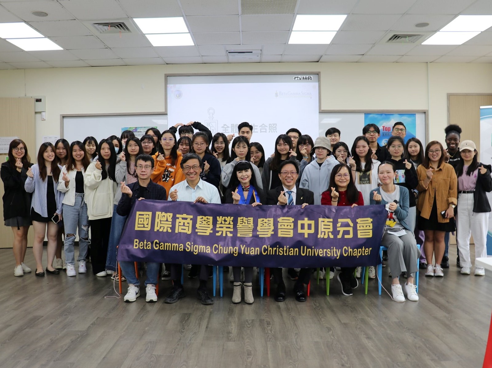 中原大學商學院畢業生也在「商管學群」中展現了堅強的實力。