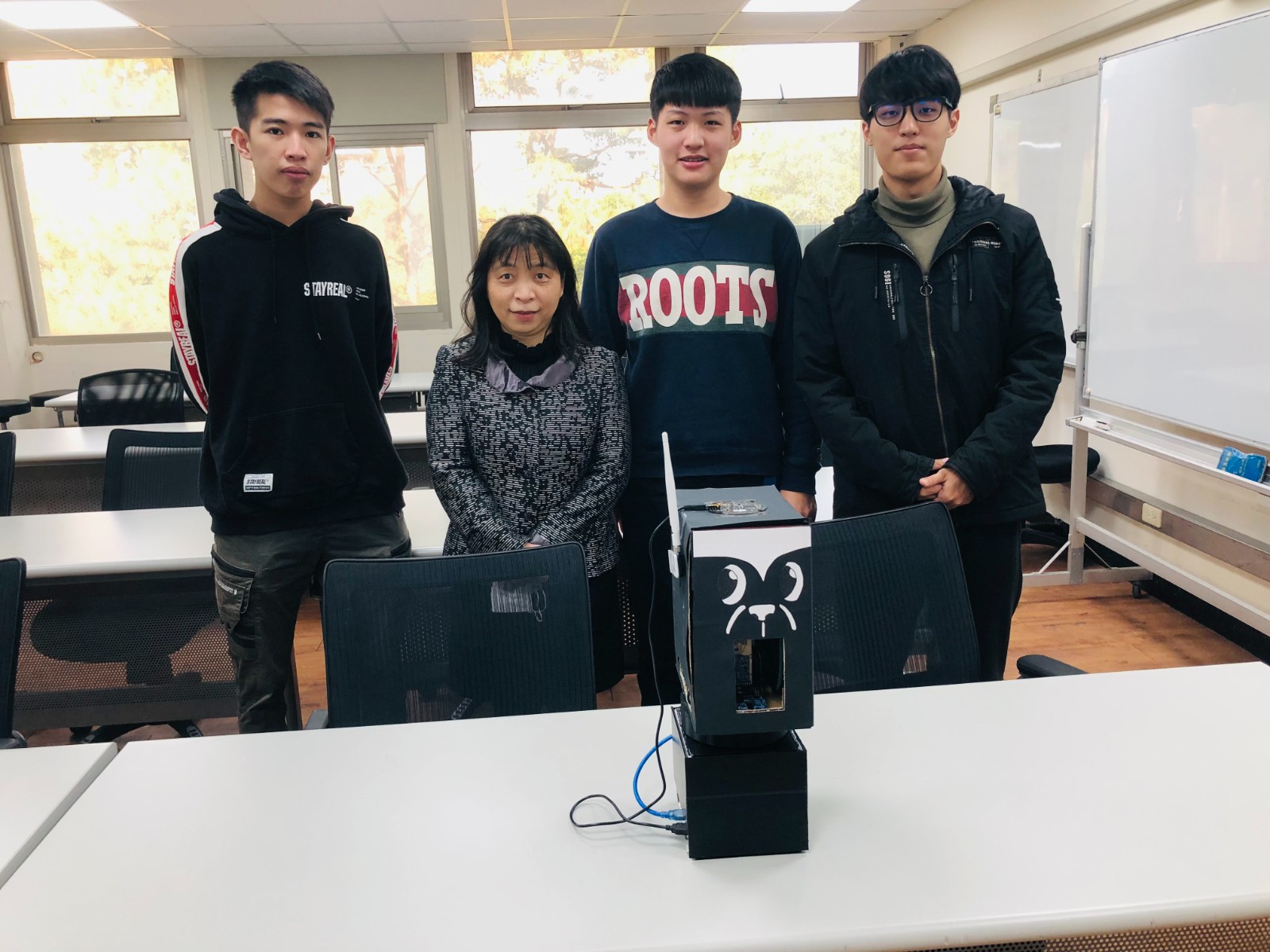 此發明讓使用者利用手勢即可達到控制家電產品的功效，在不適合說話的情形下也可以控制家電產品。