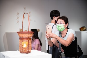 參與推廣傳習計畫之國中小學生作品，讓教學之技術保存者與指導學生能夠共同展出