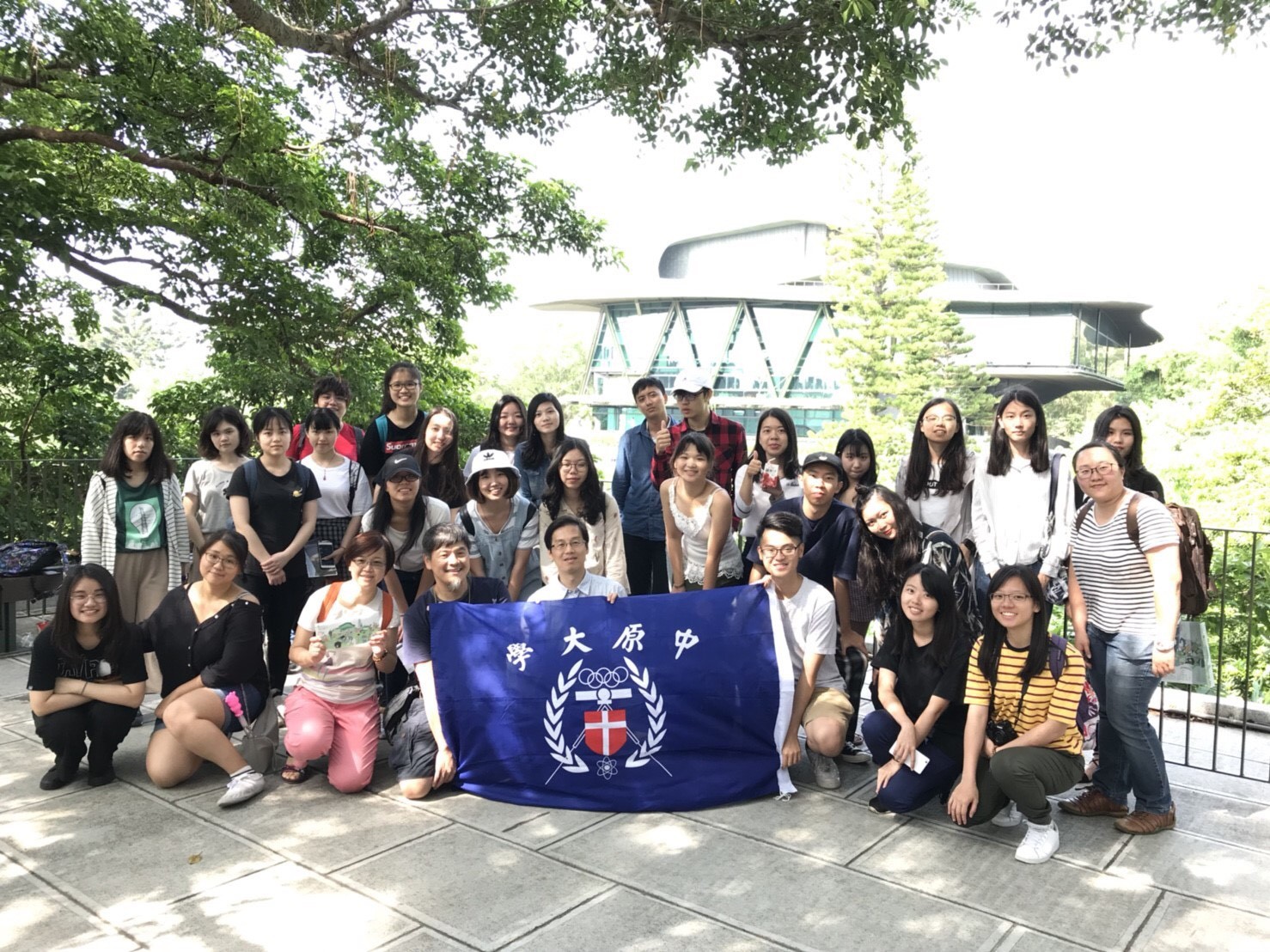 向鴻全老師的「在地敘事探究」課鼓勵學生發現真實世界的議題，並融入未來思考的精神。